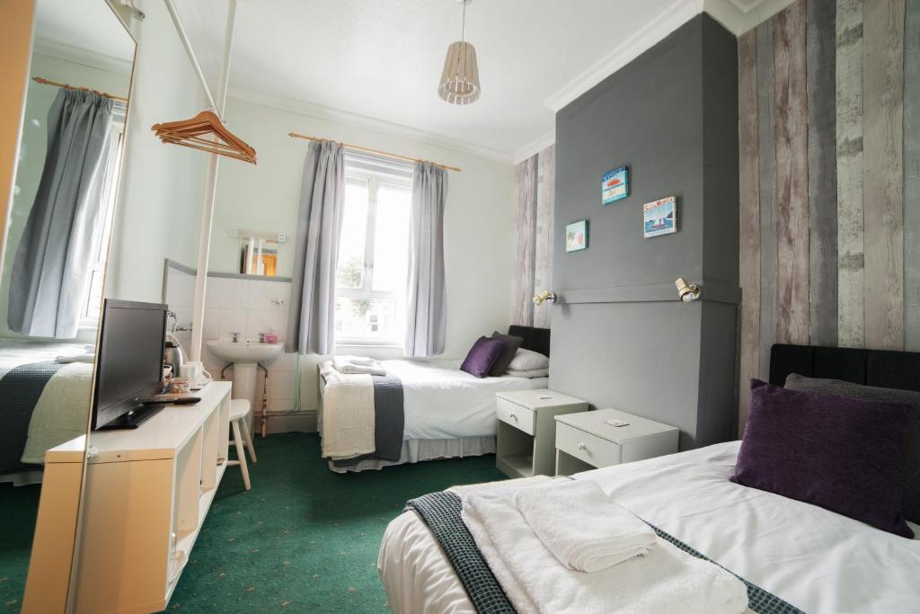 Waves In Bed and Breakfast Μπόρνμουθ Δωμάτιο φωτογραφία